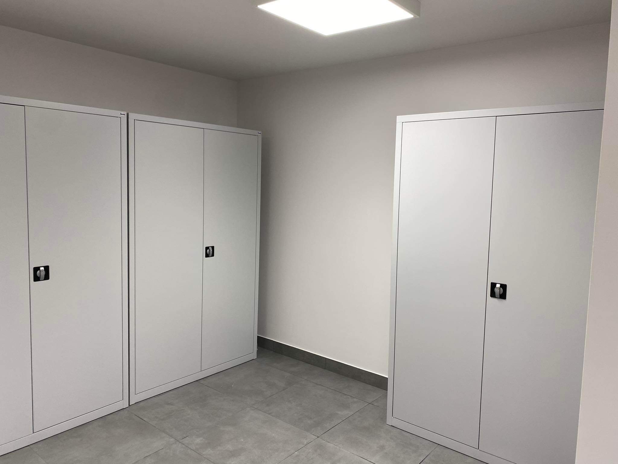 Metalowe szafy na dokumenty SBM 212 M LX o szerokości 120 cm, RAL 7035, wyposażenie archiwum – realizacja Pozmebel Lublin